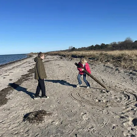 Dom wakacyjny Summerhouse With Hot Tub On Langeland *